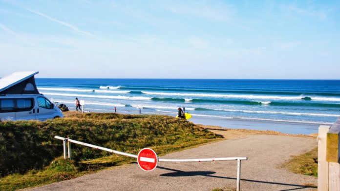 surfing bretagne in august