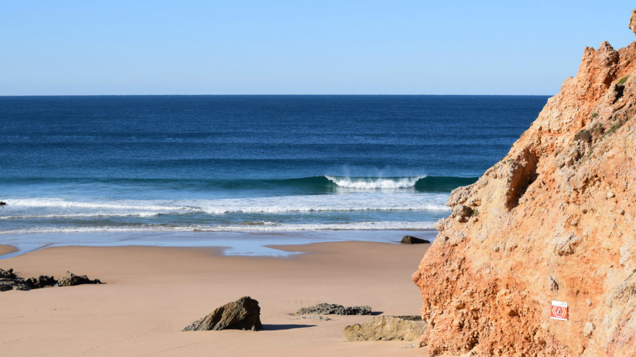 Surfing in Sagres Algarve. Discover the Sagres Surf Guide.