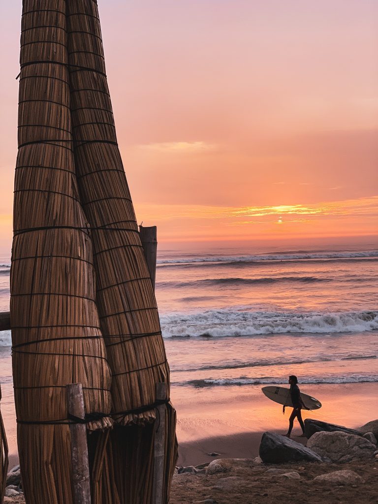 Fae - surfing in Ecuador