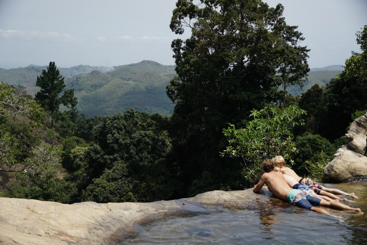 diyaluma waterfalls