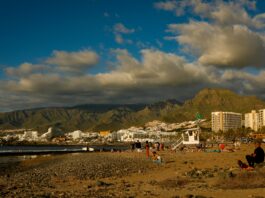 Surfing in Las Américas, Tenerife: dream spot or not for intermediate surfers? Las Américas on Tenerife