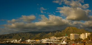 Surfing in Las Américas, Tenerife: dream spot or not for intermediate surfers? Las Américas on Tenerife