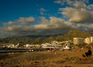 Surfing in Las Américas, Tenerife: dream spot or not for intermediate surfers? Las Américas on Tenerife
