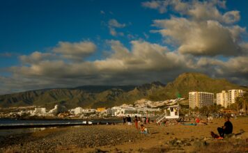 Surfing in Las Américas, Tenerife: dream spot or not for intermediate surfers? Las Américas on Tenerife