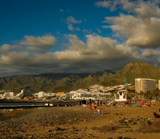 Surfing in Las Américas, Tenerife: dream spot or not for intermediate surfers? Las Américas on Tenerife
