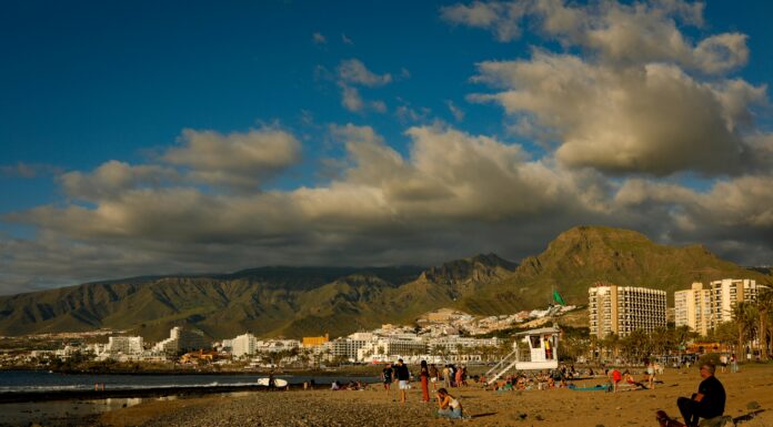 Surfing in Las Américas, Tenerife: dream spot or not for intermediate surfers? Las Américas on Tenerife