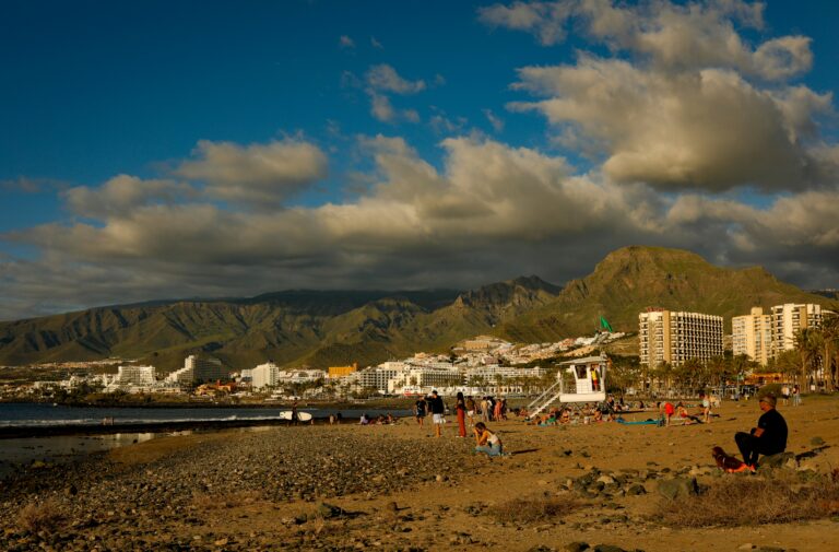 Surfing in Las Américas, Tenerife: dream spot or not for intermediate surfers?